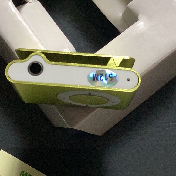 Green Clip-On MP3 Player - Picture 5 of 5